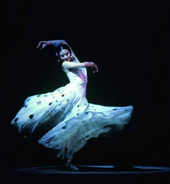 原创版小苹果舞蹈:杨丽萍《雀之灵》经典剧照的原创作者，他是谁呢？